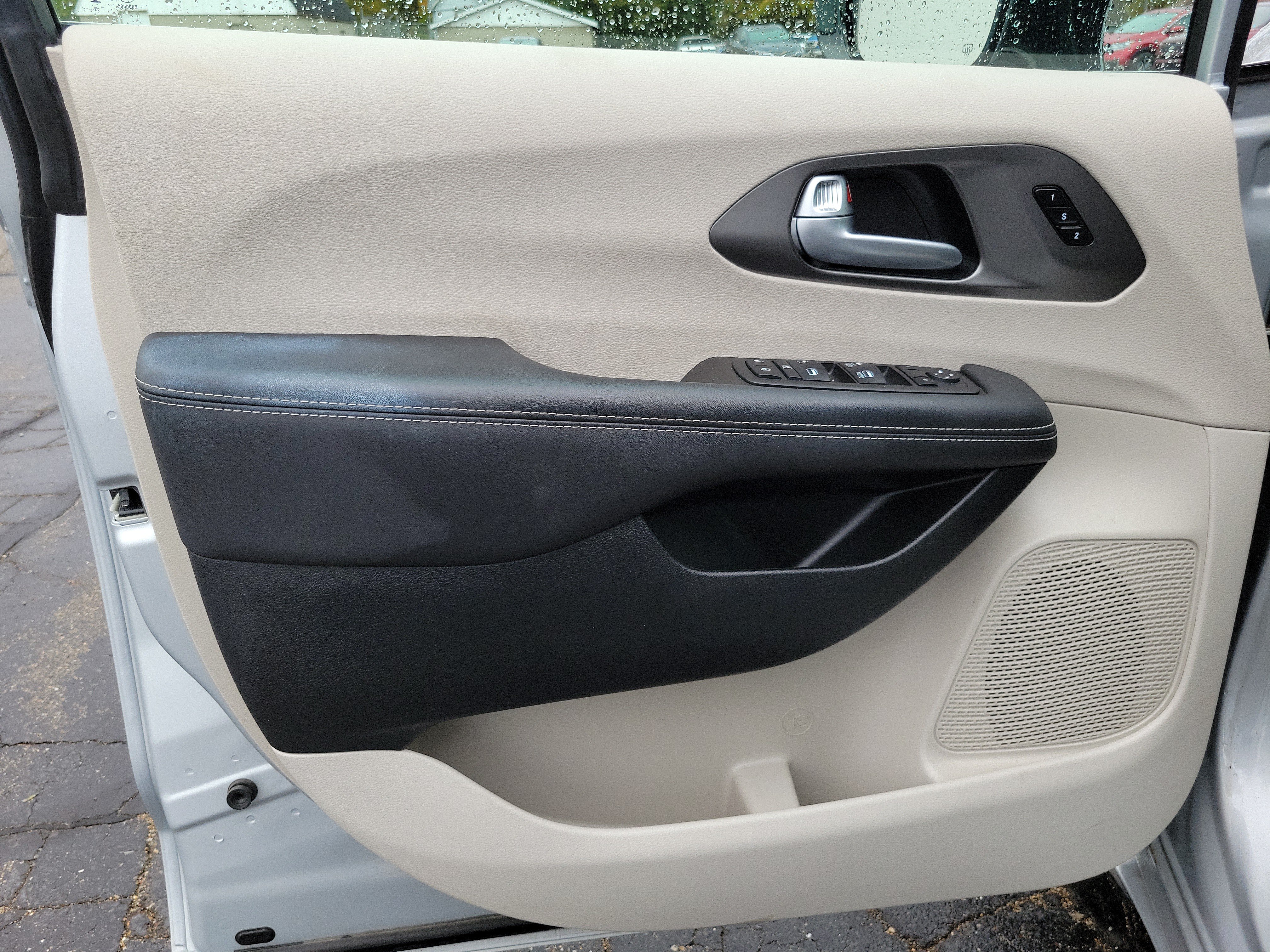 Used 2024 Chrysler Pacifica Touring-L FWD image 6