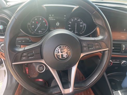 Used 2018 Alfa Romeo Giulia image 4