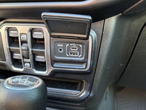 Used 2022 Jeep Wrangler Unlimited Sport w/ Sun And Sound Package image 40