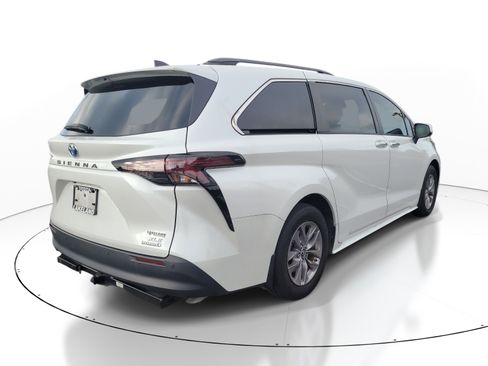 Used 2024 Toyota Sienna XLE w/ XLE Plus Package FWD image 7