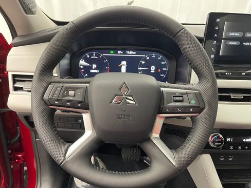 New 2025 Mitsubishi Outlander SE image 6