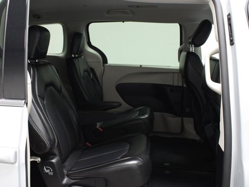 Used 2024 Chrysler Pacifica Touring-L image 16