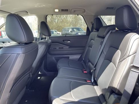 Certified 2025 Nissan Pathfinder SL image 19