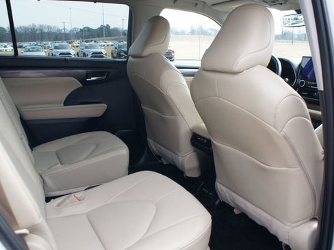 Certified 2025 Toyota Highlander Limited image 23