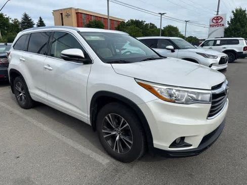 Used 2016 Toyota Highlander XLE AWD/4WD image 2