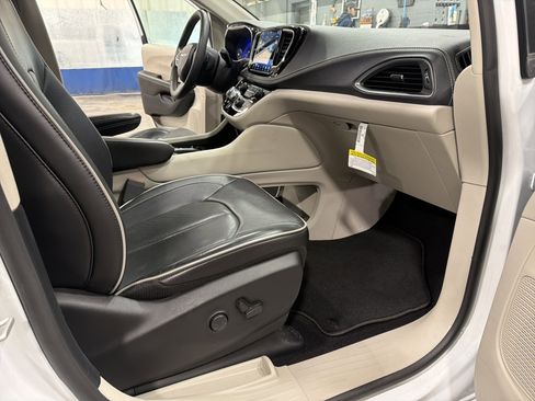 Used 2024 Chrysler Pacifica Limited image 27