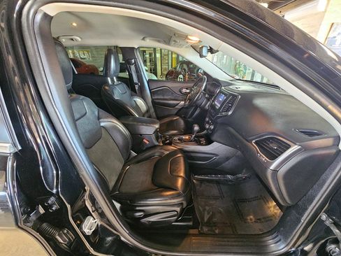 Used 2019 Jeep Cherokee Latitude Plus w/ Comfort/Convenience Group image 11