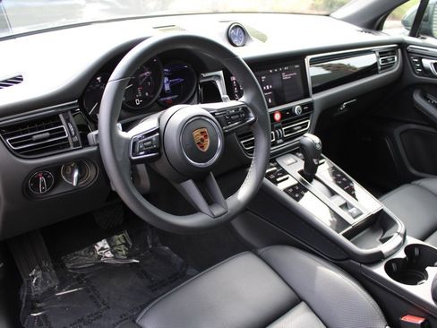 Certified 2025 Porsche Macan image 4