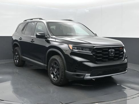 Used 2024 Honda Pilot TrailSport image 3