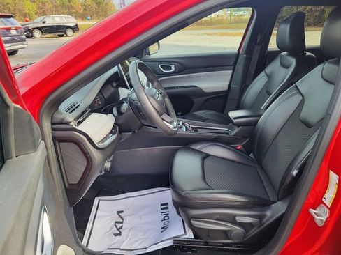 Used 2024 Jeep Compass Latitude image 10