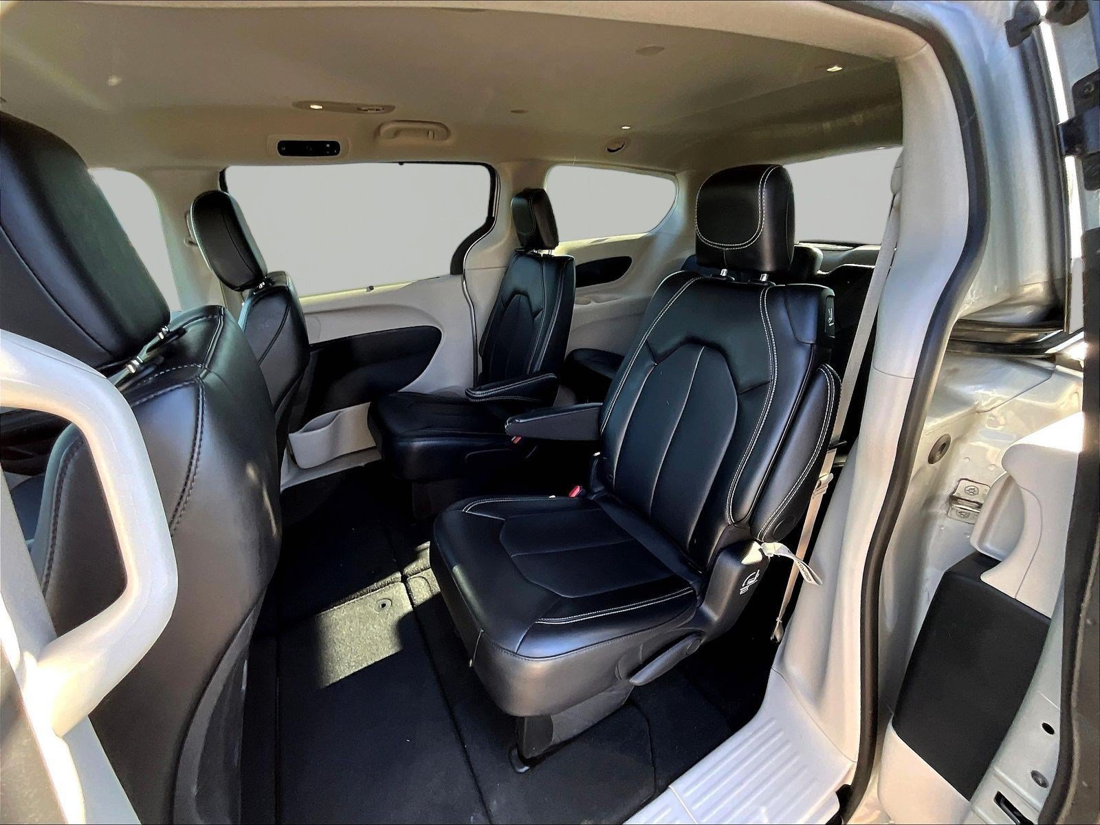 Used 2024 Chrysler Pacifica Touring-L FWD image 21
