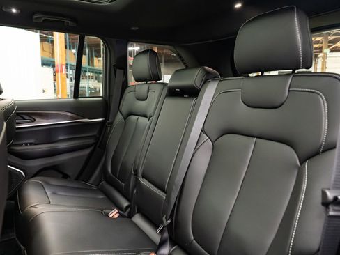 New 2026 Jeep Grand Cherokee Limited w/ Limited Altitude Package AWD/4WD image 30