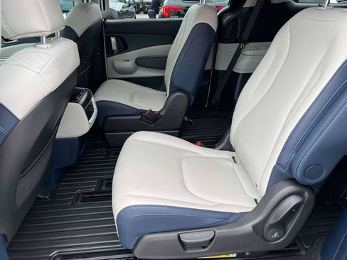 Used 2026 Kia Carnival EX FWD image 6