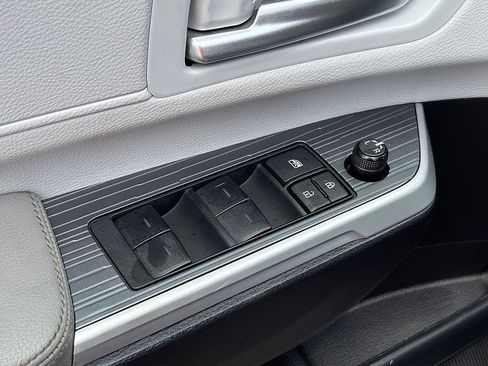 Used 2025 Toyota Sienna XLE FWD image 29