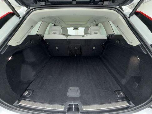 Used 2022 Volvo XC60 B5 Momentum image 17