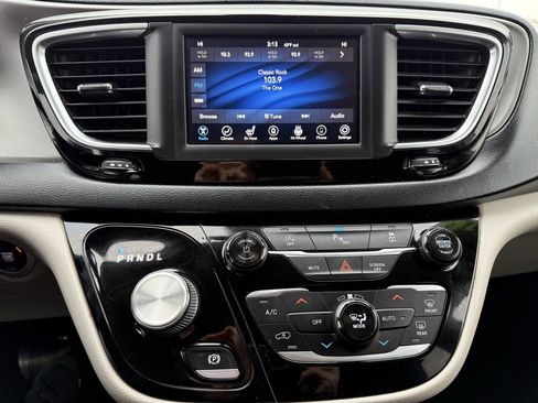 Used 2020 Chrysler Pacifica Touring-L image 3