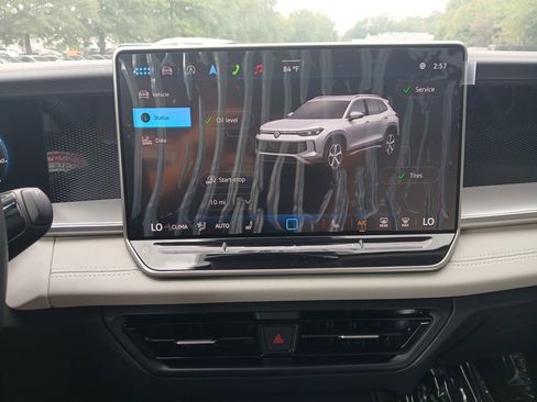 New 2025 Volkswagen Tiguan SE image 18