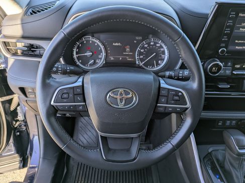 Used 2022 Toyota Highlander XLE image 9