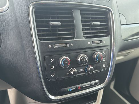 Used 2018 Dodge Grand Caravan SE w/ UConnect Hands-Free Group FWD image 13