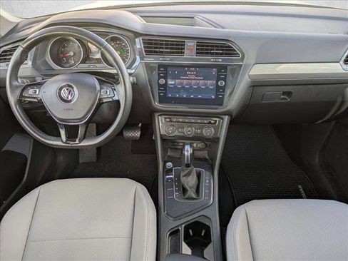 Used 2020 Volkswagen Tiguan SE w/ Panoramic Sunroof Package image 16