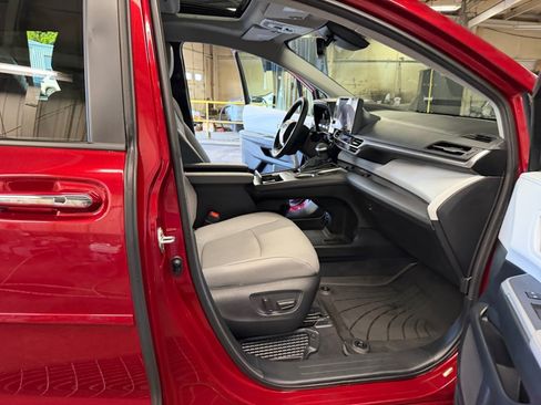 Certified 2026 Toyota Sienna XLE FWD image 28