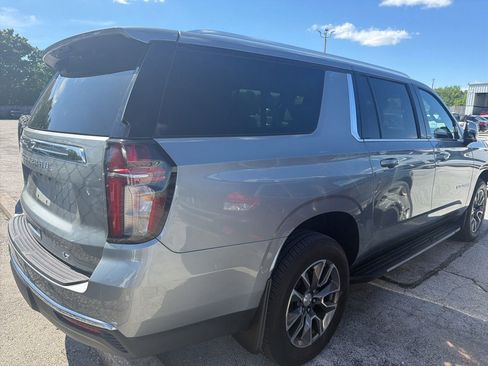 Used 2023 Chevrolet Suburban LT w/ Luxury Package AWD/4WD image 4