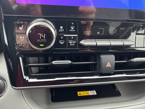 Used 2023 Toyota Highlander Limited FWD image 7