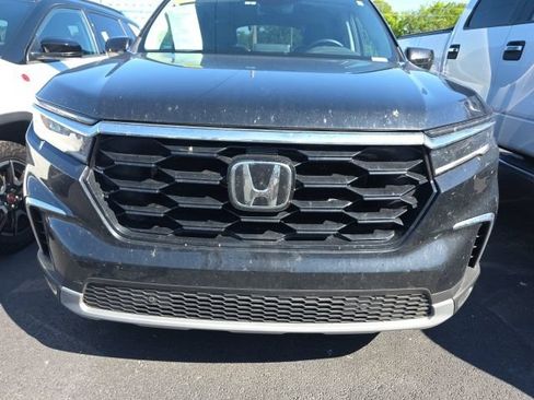 Used 2025 Honda Pilot Touring image 10