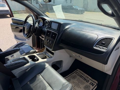 Used 2019 Dodge Grand Caravan SXT FWD image 17