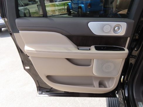 Used 2022 Lincoln Navigator L Reserve RWD image 21