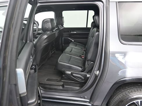 Used 2024 Jeep Wagoneer L Series II image 23