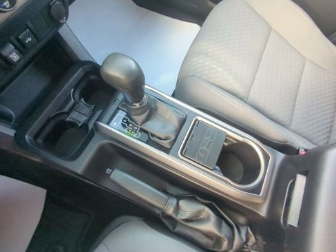 Used 2020 Toyota Tacoma SR5 AWD/4WD image 20