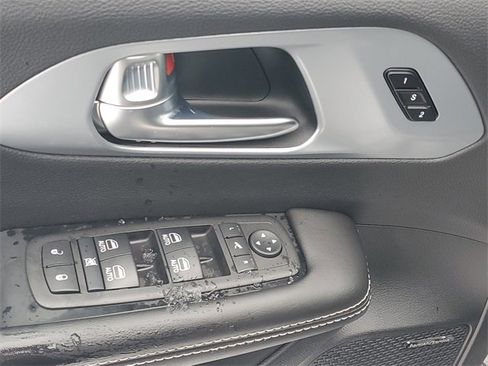 New 2026 Chrysler Pacifica Limited w/ Uconnect Theater Family Group image 18