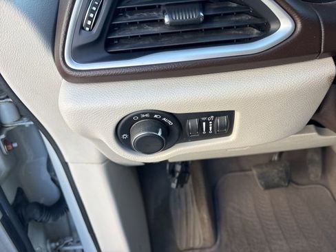 Used 2017 Chrysler Pacifica Touring w/ Tire & Wheel Group FWD image 18