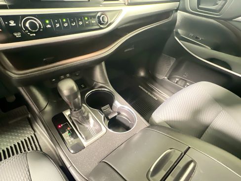 Used 2019 Toyota Highlander LE AWD/4WD image 25