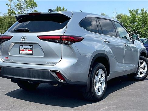 Used 2022 Toyota Highlander LE AWD/4WD image 12
