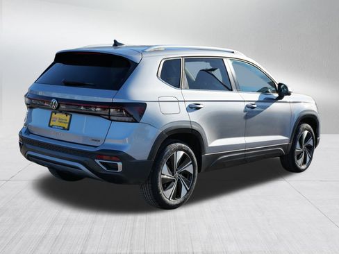 Certified 2025 Volkswagen Taos SE image 7