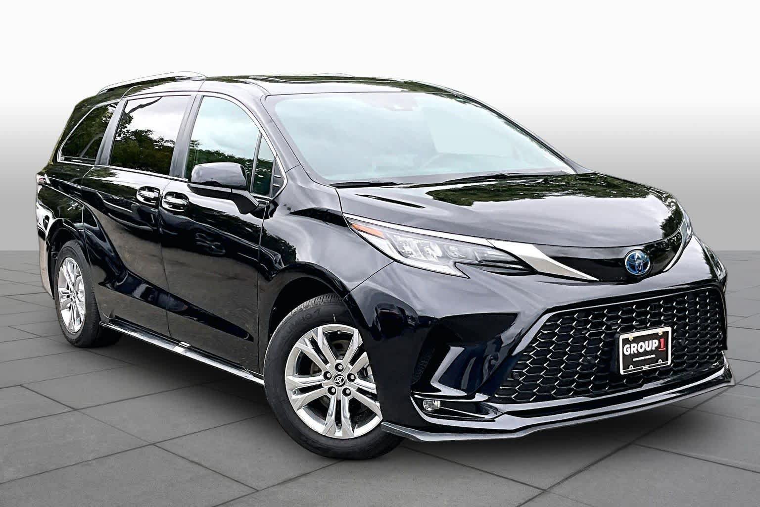 Used 2023 Toyota Sienna XSE w/ XSE Plus Package AWD/4WD image 3