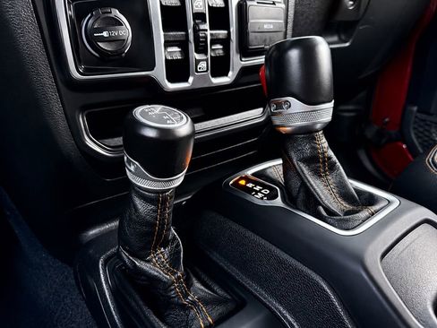Used 2021 Jeep Gladiator Overland AWD/4WD image 24