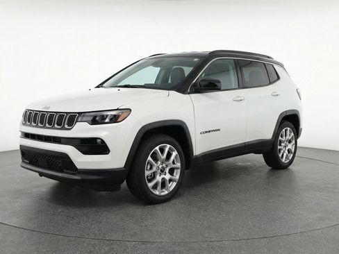 Used 2025 Jeep Compass Limited image 3