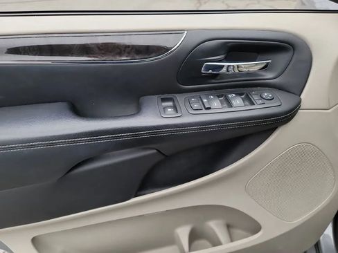 Used 2013 Chrysler Town & Country Touring image 11