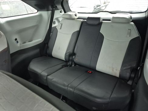 Used 2022 Toyota Sienna XSE AWD/4WD image 16