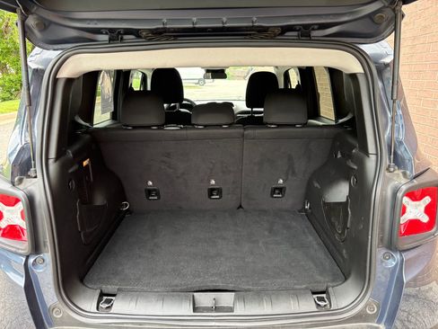 Used 2023 Jeep Renegade Latitude AWD/4WD image 20