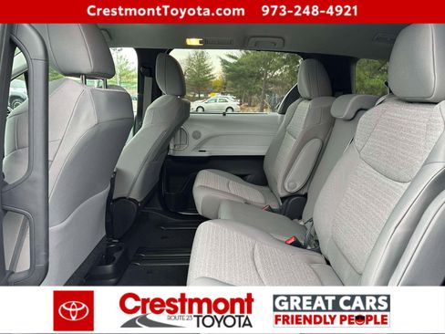 Used 2025 Toyota Sienna LE image 9