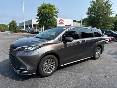 Used 2023 Toyota Sienna XLE FWD image 2