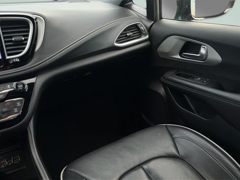 Used 2025 Chrysler Pacifica Limited FWD image 13