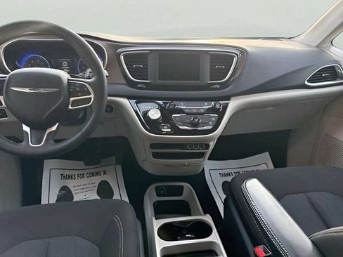 Used 2022 Chrysler Voyager LX FWD image 12