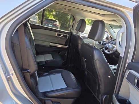 Used 2022 Ford Explorer XLT w/ Equipment Group 202A RWD image 16