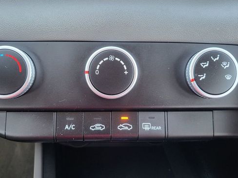 Used 2025 Hyundai Elantra SE image 32