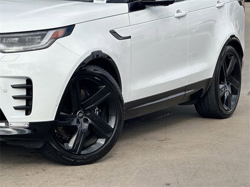 Used 2023 Land Rover Discovery Metropolitan Edition image 3